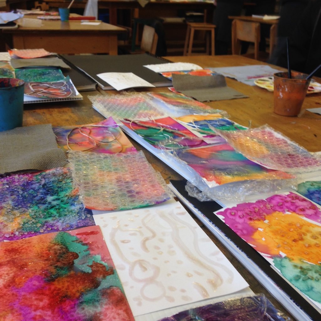 CullybackeyArt's tweet image. Happy Friday morning exploring texture in painting with Y11's #exploringmedia #takingrisks