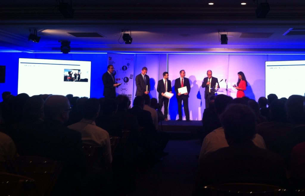 Thomas_COTE's tweet photo. Bravo @SimonCoutel et @VINCIAutoroutes qui remportent le prix Partenaire ac le VINCI Lab lors des Awards @VINCI_fr https://t.co/SLEMCa73pr