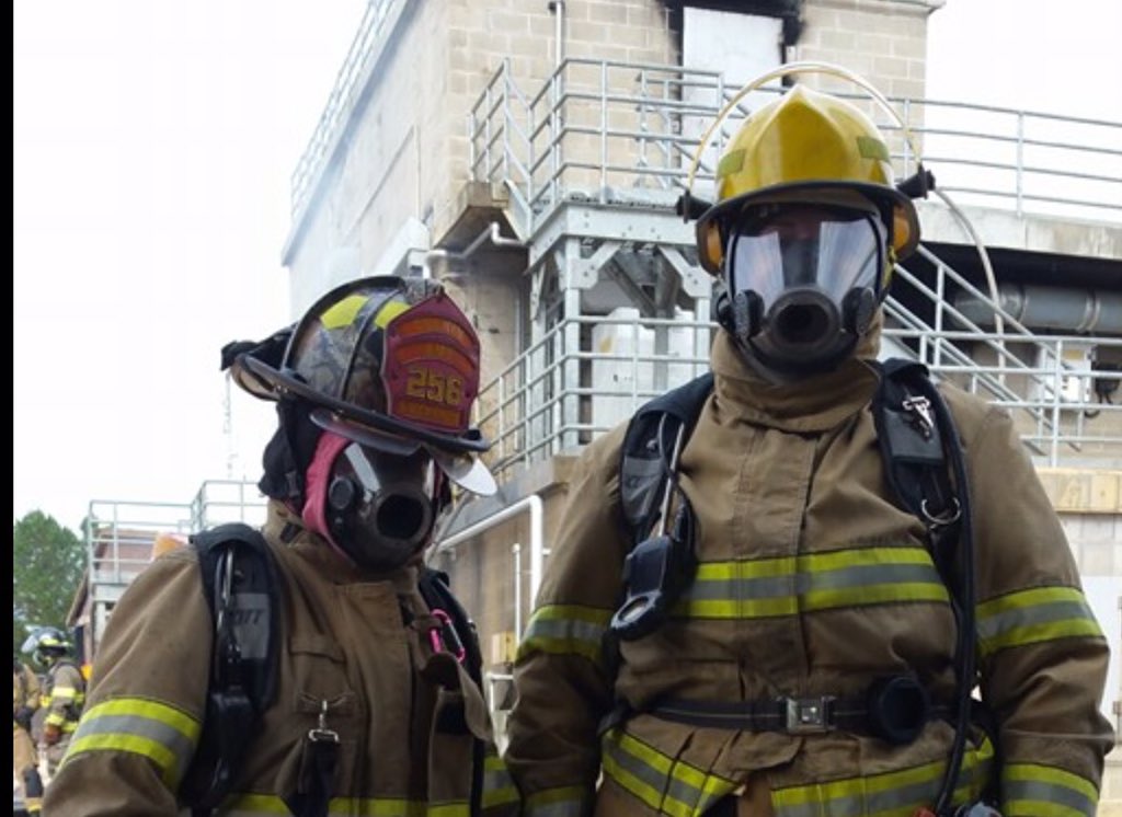 wietzyjess's tweet photo. Soooo this happened. #structurefire #basicattack #911telecommunications #SuitUp #911 https://t.co/T9QSkGTcBO