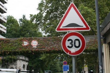 30 km/h: a 'calmer' metropolis but worried economic stakeholders bit.ly/1HfC30n #Grenoble #speed #pollution