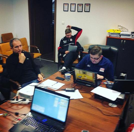 AssecoResovia's tweet photo. Brainstorm przed meczem z Bielskiem 🎥💻 #MMGogol #instagram #GoSovia #workingstaff #wąsPanaSergiusza https://t.co/lJyA4fp9Ej