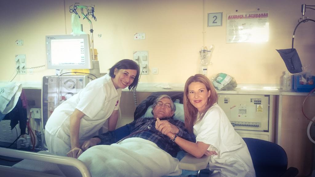 Dialisis24h's tweet photo. Pacientes imitan las actitudes de quien les cuida, acercarse a ellos con una sonrisa, lo mejor #FFpaciente #Humaniza https://t.co/5a316e2Tvj
