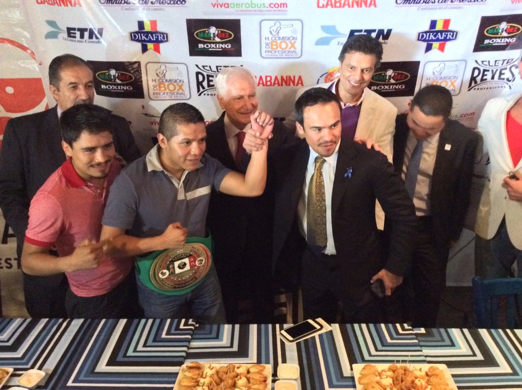 devil_jaime's tweet photo. Rueda de prensa de @comboxdf  en @Rest_LosArcos grandes figuras del box @Cabanna_Rest https://t.co/lEd2cXc5zH