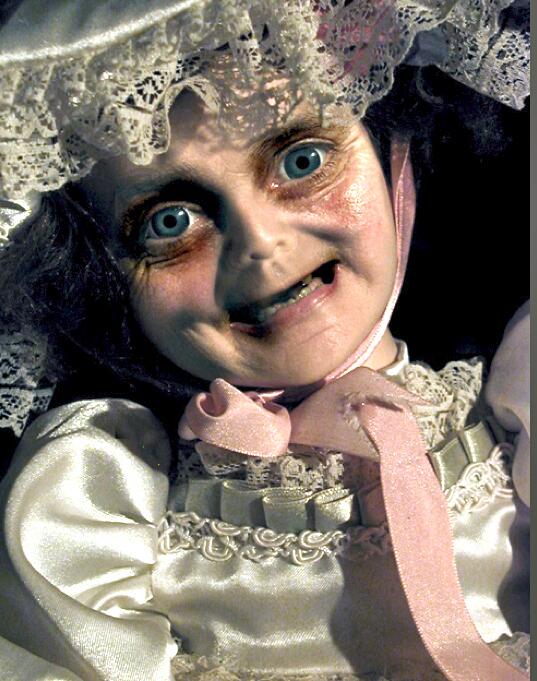 EsAbandonado's tweet photo. Muñeca anciana: una de las muñecas más terroríficas, calificada por varios críticos de las mismas. De miedo. https://t.co/EK10qDnkpo