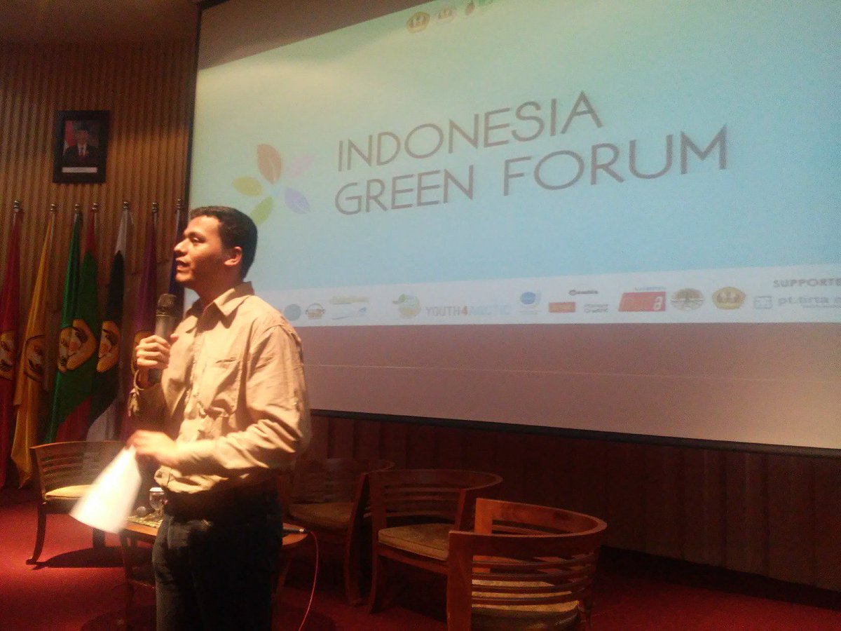 IE_Summit's tweet photo. Moderator membacakan CV pembicara untuk Indonesia Green Forum #IES2015 https://t.co/pDDyVoE0Q8