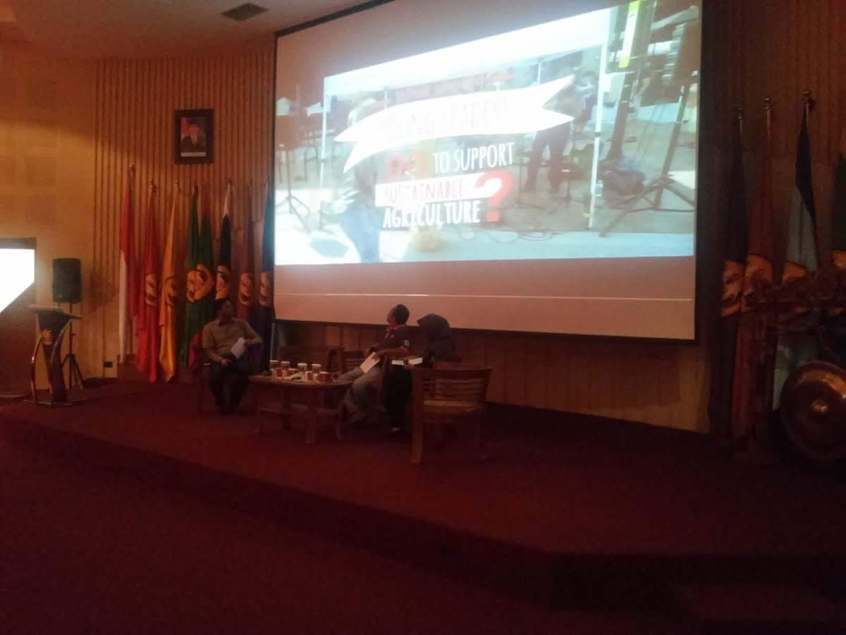 IE_Summit's tweet photo. Now! Pemutaran video pembuka oleh IAAS di Indonesia Green Forum #IES2015 https://t.co/9ppwlrcHC9