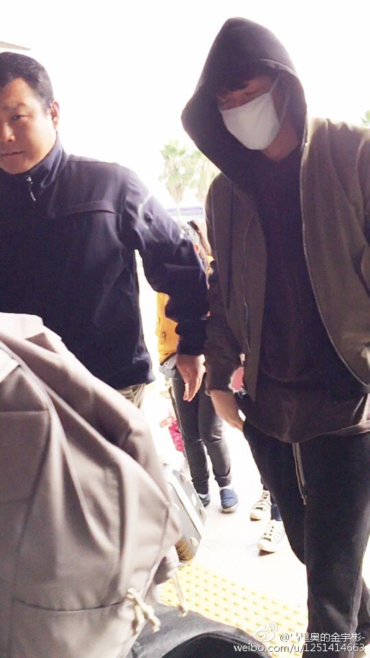 WOOBINAHHH's tweet photo. 11/06 Woo Bin @ Jeju Airport Back to Seoul 😷 cr.马里奥的金宇彬- #김우빈 #kimwoobin https://t.co/qlQpVXhFIX