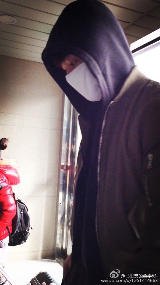 WOOBINAHHH's tweet photo. 11/06 Woo Bin @ Jeju Airport Back to Seoul 😷 cr.马里奥的金宇彬- #김우빈 #kimwoobin https://t.co/qlQpVXhFIX