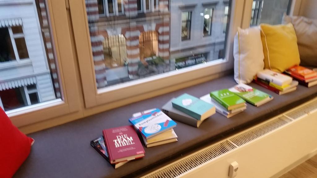A_Gerlach's tweet photo. Tag2: #Teamgestalter #Weiterbildung mit @teamworksgmbh - gleich geht es los. :-) Tee+Literatur laden schon ein. https://t.co/qHcoqpbWxd
