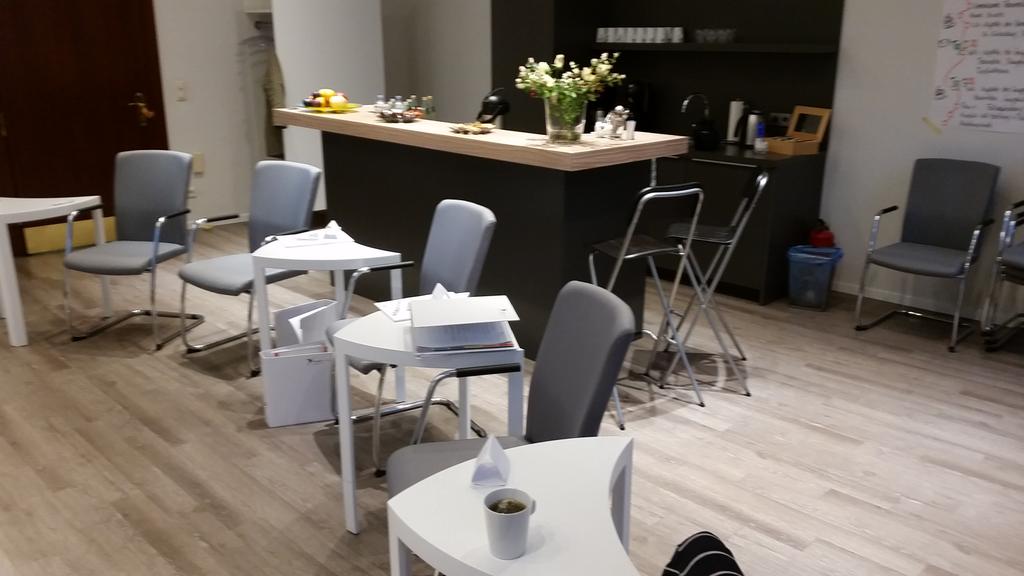 A_Gerlach's tweet photo. Tag2: #Teamgestalter #Weiterbildung mit @teamworksgmbh - gleich geht es los. :-) Tee+Literatur laden schon ein. https://t.co/qHcoqpbWxd