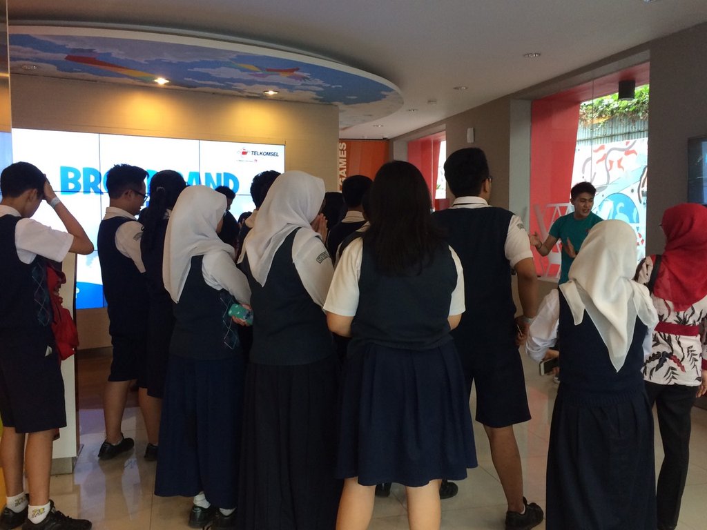 ArdinArd18's tweet photo. Kunjungan SMP Taruna Bakti #DagoDigilife #DigiGames @qinthamarshaaa @BeFunNColorful @arifityad https://t.co/WuUwRnYSFm