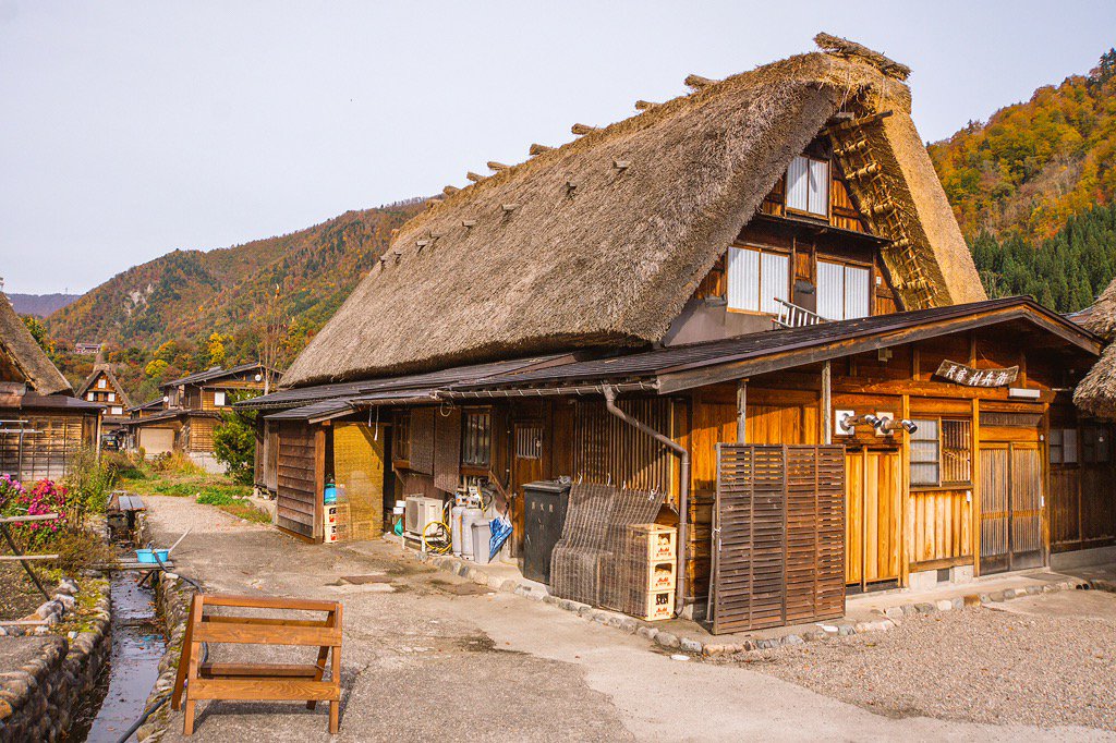「白川郷と福井の方に行ってきました。
写真は、白川郷、東尋坊、岩屋観音。 」|Pablo Uchida / 内田パブロのイラスト