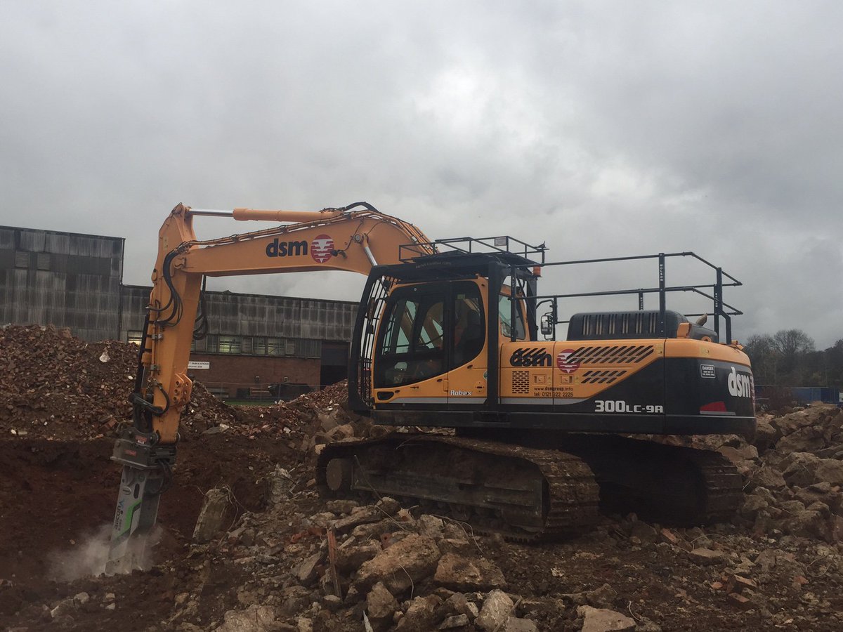 molson_group's tweet photo. A great shot of @DSMDemolition using Hyundai R300L-9a and a Daemo B360B Breaker. #Demolition #Hyundai #DaemoEurope https://t.co/5lj6Vla4D4
