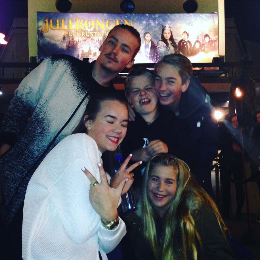 RosenlwEeg's tweet photo. Fam-en kan det å feire en premiere #julekongen #FullRustning https://t.co/yMPL6NBPDT