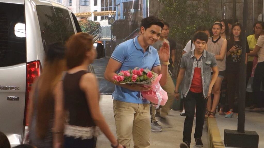 JelynMosende's tweet photo. "@MaineAlden16: Para kanino kaya ang mga bulaklak na ito? @aldenrichards02 #ruBAEdubango bts ©
#ALDUBPreparePaMore https://t.co/ZJ1xum6Ic2"