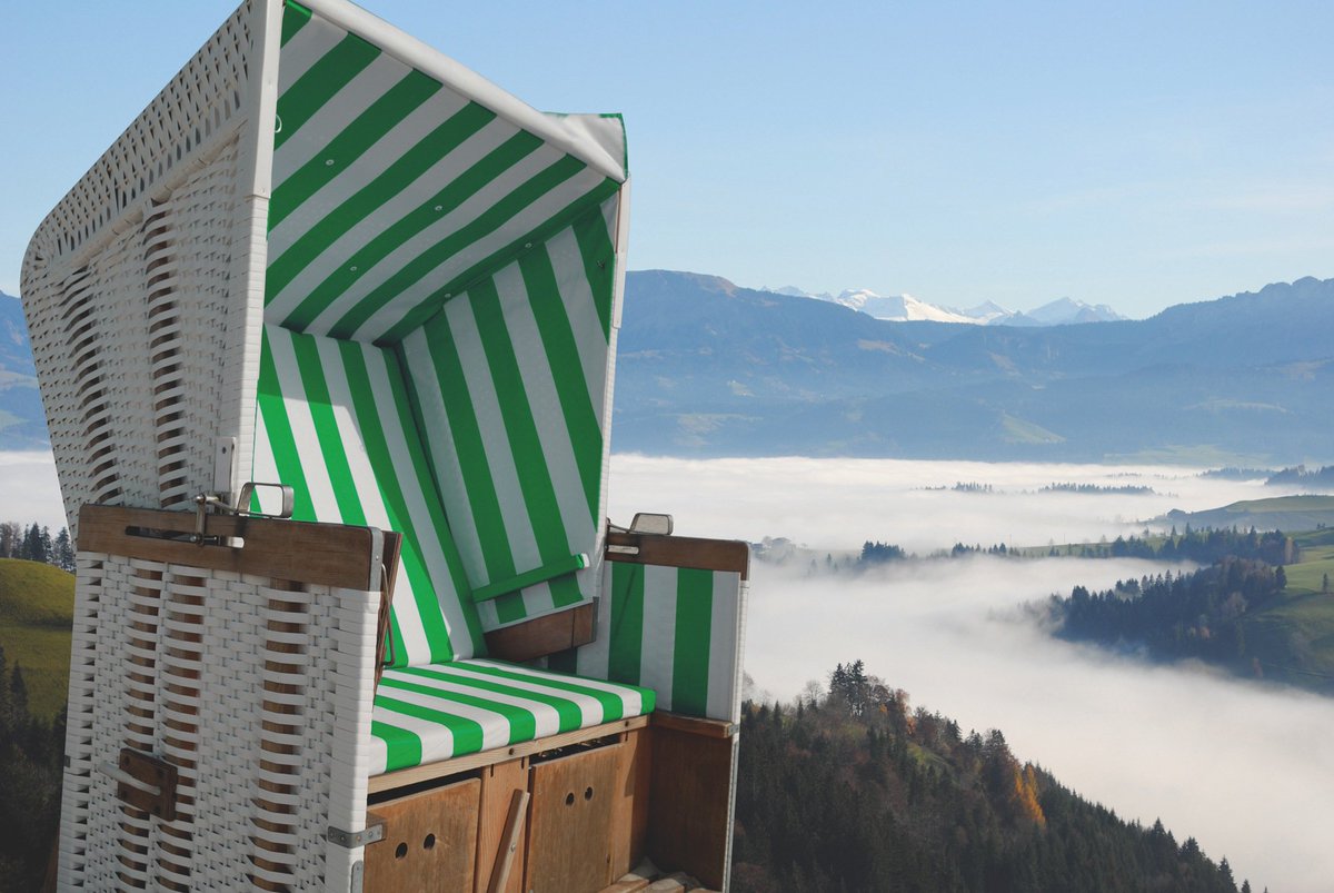 MERIAN_de's tweet photo. Strandkorb am Nebelmeer heißt eine Aktion in Menzberg in der Schweiz @MySwitzerland_d: Füße hoch, Aussicht genießen! https://t.co/51oxMUu1ZN
