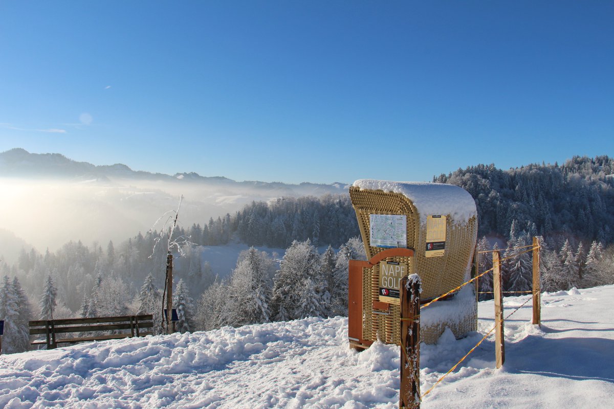 Strandkorb am Nebelmeer heißt eine Aktion in Menzberg in der Schweiz <a href="/MySwitzerland_d/">Schweiz Tourismus</a>: Füße hoch, Aussicht genießen!