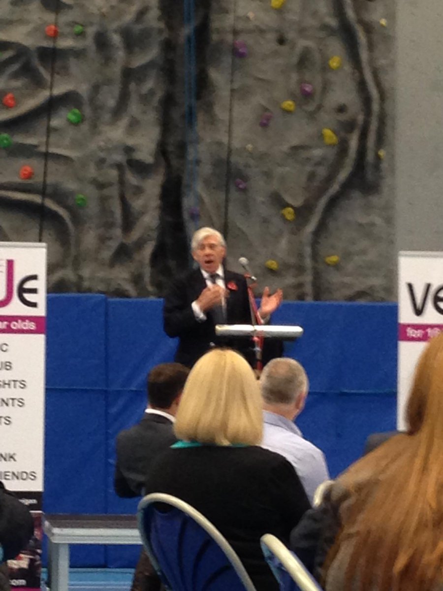 andrew_flavell's tweet photo. At #WiganYouthZone with #jackstraw_MP today https://t.co/ZHgVVa3JKc