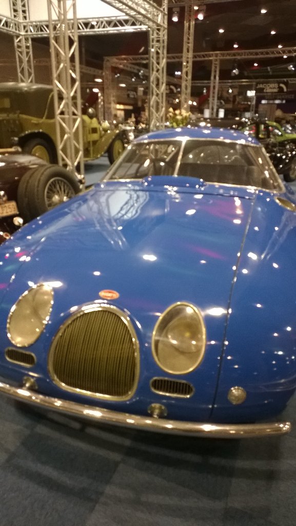 Yasmina_em's tweet photo. Graag deze jongen voor mij. #deweek @tvbrussel #oldtimerbeurs #heizel https://t.co/rrlf93Rj1U