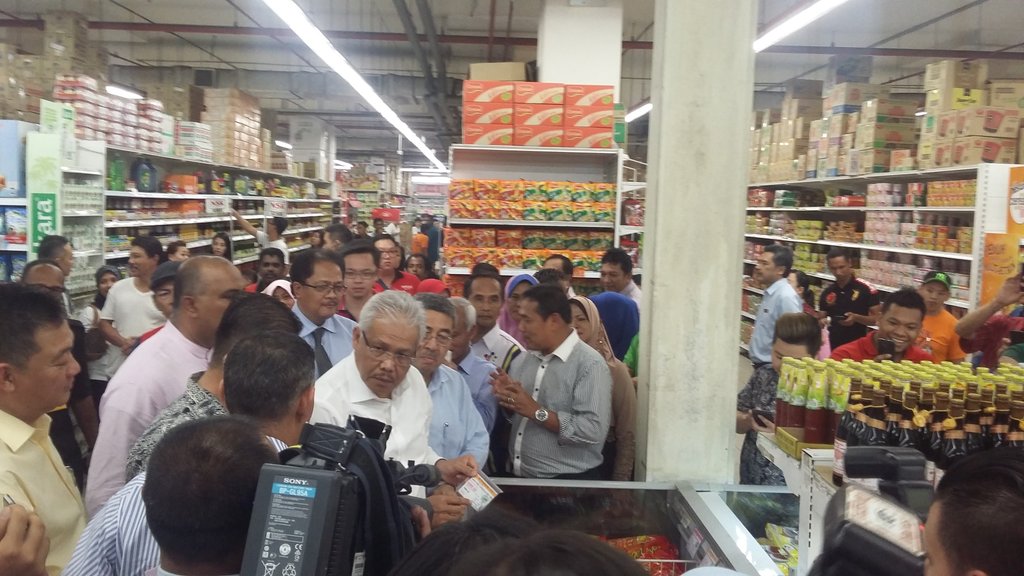 FendyLarut's tweet photo. Memantau harga barangan di NSK hypermarket

#caringminister
#caringministry https://t.co/Y4M2V6yPLJ