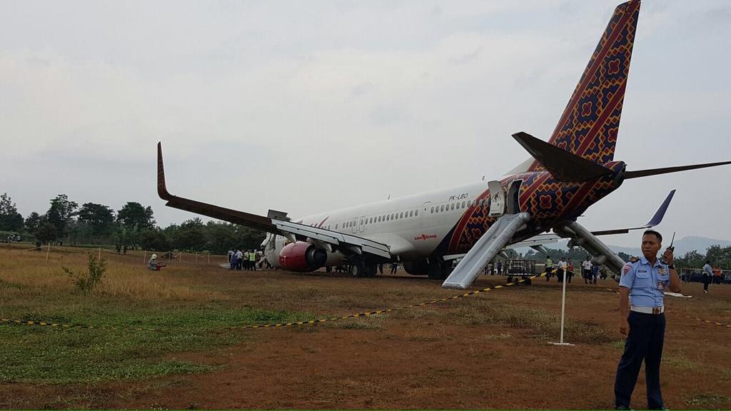 AP_Airports's tweet photo. Seluruh penumpang BatikAir ID6380  selamat dan telah dievakuasi ke Terminal B Bandara Adisutjipto Yogyakarta https://t.co/mmFbIVqb3R