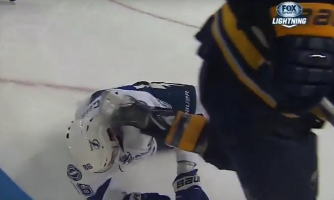 хоккеисту разрезали артерию