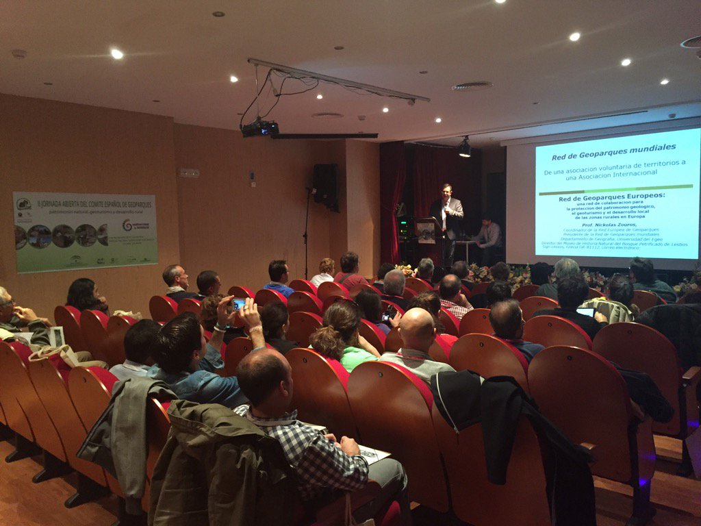 GeoparquesEsp's tweet photo. Prof Nickolas Zouros coordinador Global Geoparks Network en #OpenGeoDay2015 explicando el camino hacia @UNESCO https://t.co/zgrf8mRcEH
