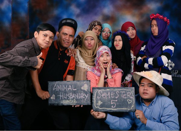Relasiparadigma's tweet photo. The big family of animal husbandry (stambuk/2013).🐮🐑 
Foto studio beranda cafe. 📷📣 😉😄 
#unpab 
#pancabudi 
#medan https://t.co/razjT0rVYD