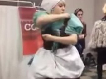 FMoakson's tweet image. She Turns Her Drab Dress Into Ball Gown -- All Without A Fairy Godmother
twnewsjp.com/page.php?id=17…