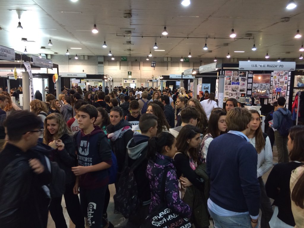 fieradipadova's tweet photo. Già migliaia di bambini e ragazzi in Fiera: bellissimo!
@Sgulp_giornale #sgulpinfiera #exposcuola
Vi aspettiamo! https://t.co/yi0I14P0dZ