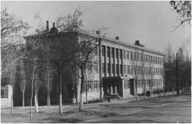 Общеобразовательная школа 33 на улице Магомеда Гаджиева. Построена в 1961 году.
#БылТакойГород