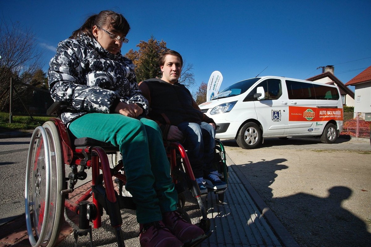 KontoBARIERY's tweet image. #KontoBARIERY společně s #Globus předali v Jindřichově Hradci již 43. a 44. #AutoBezBarier, bit.ly/1PeqObd