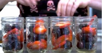 She Fills Old Jars With Fruit And Oil. Minutes Later? I’m Never Baking Again!
twnewsjp.com/page.php?id=371