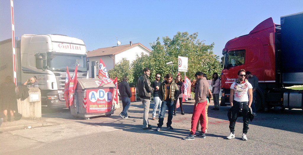 LeilaNetwork's tweet photo. #Cesena sono al magazzino #AsterCoop x sostenere il blocco dei lavoratori @adlcobas #maischiavi #solidarietà https://t.co/RBRzmCSWmn