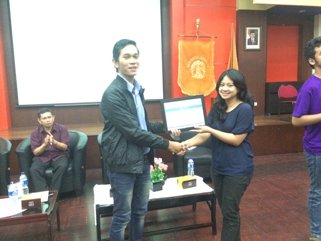 Pemberian plakat oleh Hilary Bernadetha, PO FISIPERS Days 2015