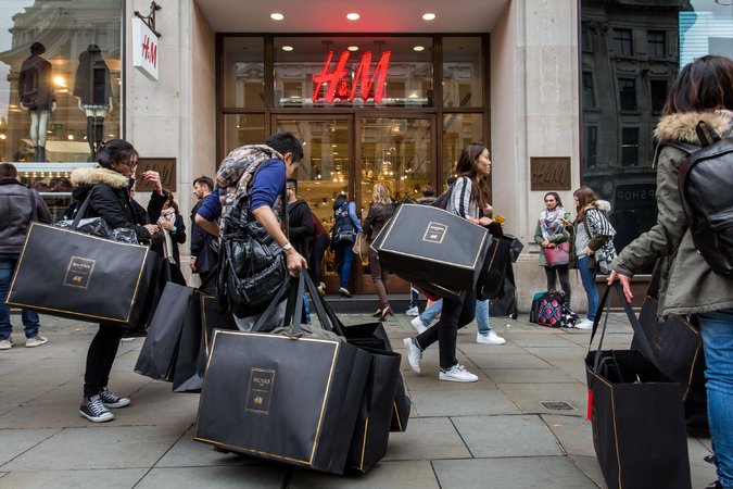 GlamourMex's tweet photo. MODA: La llegada de #HMBALMANATION a las tiendas fue una locura. Aquí 6 videos para probarlo https://t.co/rDM0LYXBCL https://t.co/i88N3Qot8e