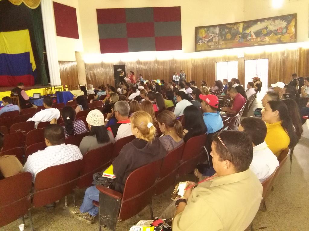 clifpmjunin's tweet photo. #EducacionEnFronteras Seminario de educación en frontera @rodulfohumberto @vimi3v @YaniskaValla https://t.co/yUemMhyWMK