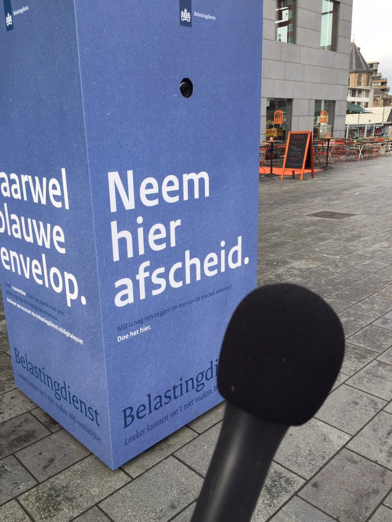 LizaLuesink's tweet image. Meegedacht over campagne Vaarwel #blauweenvelop. Mooi om op straat te zien! #Belastingdienst