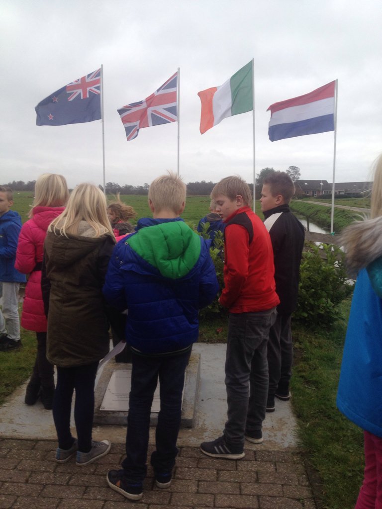 Indrukwekkende herdenking in <a href="/DoarpAldeboarn/">Doarp Aldeboarn</a> Soarremoarre waar in 1941 vliegtuig neerstortte met 6 bemanningsleden