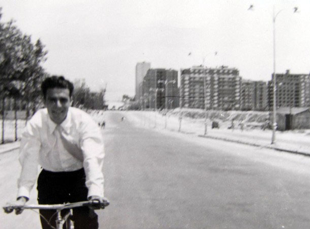 mejorporcalzada's tweet photo. En 1965 las bicicletas ya circulaban por las calzadas de @madrid sin esperar a que hicieran carriles bici https://t.co/eTKObx99SW