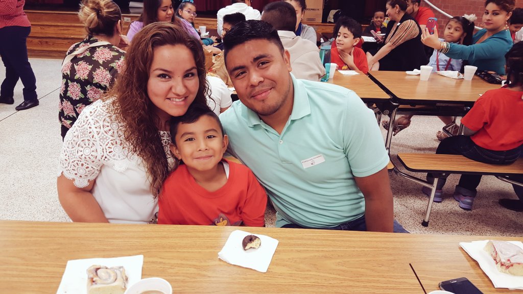 GrayES_AISD's tweet photo. .@GrayElemEagles breakfast of champions with 1st & 4th grades! Celebrating academicsuccess! #honorroll #meritroll https://t.co/gl7HEgTcg6