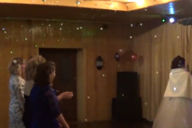 FMoakson's tweet image. The Bride Tosses Her Wedding Bouquet — But Then? OMG!
twnewsjp.com/page.php?id=439