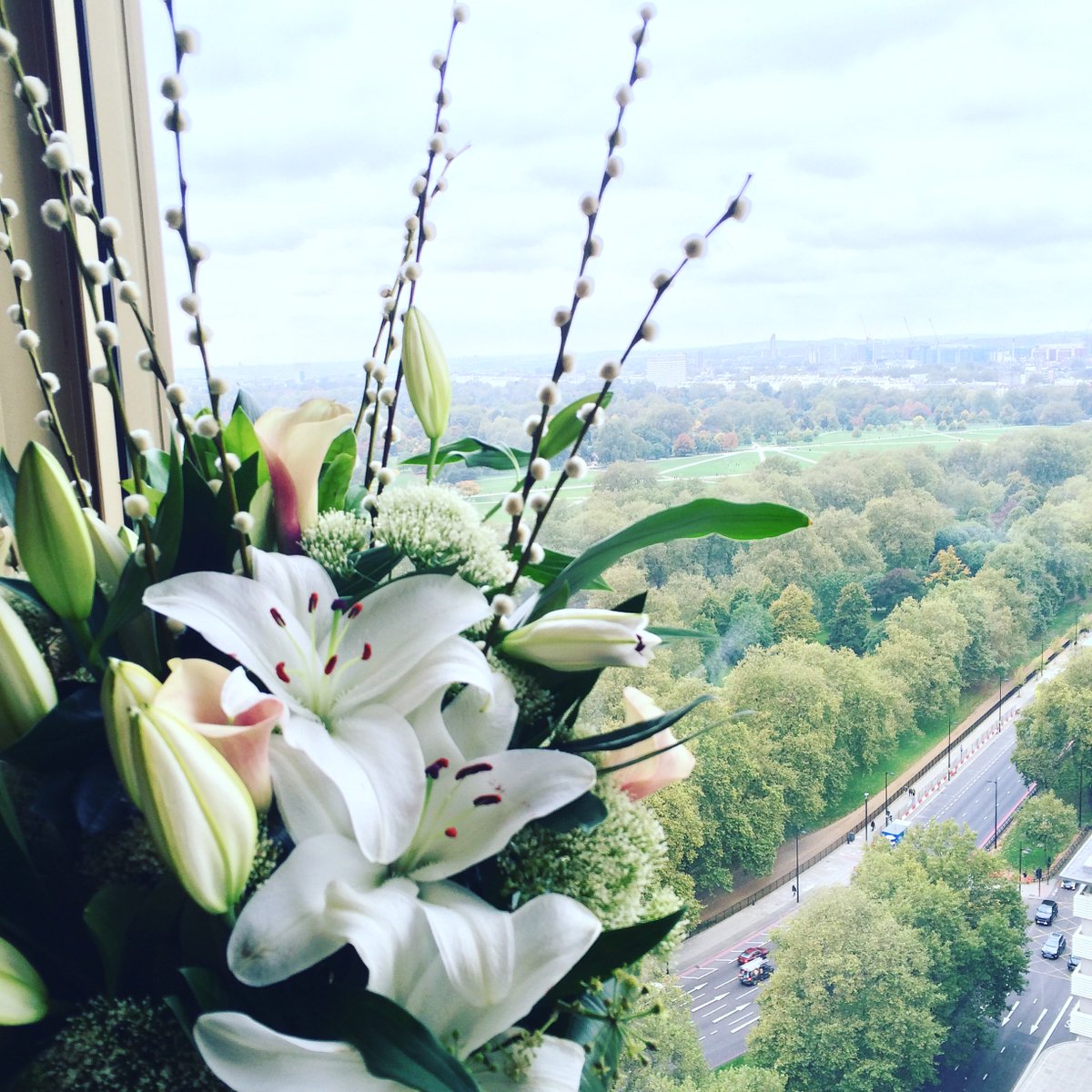 LondonHiltonPL's tweet photo. #floralfriday in our Balmoral Suite on the 27th floor. #friday #hotellife #london #flowers https://t.co/VXbsZSJMnj