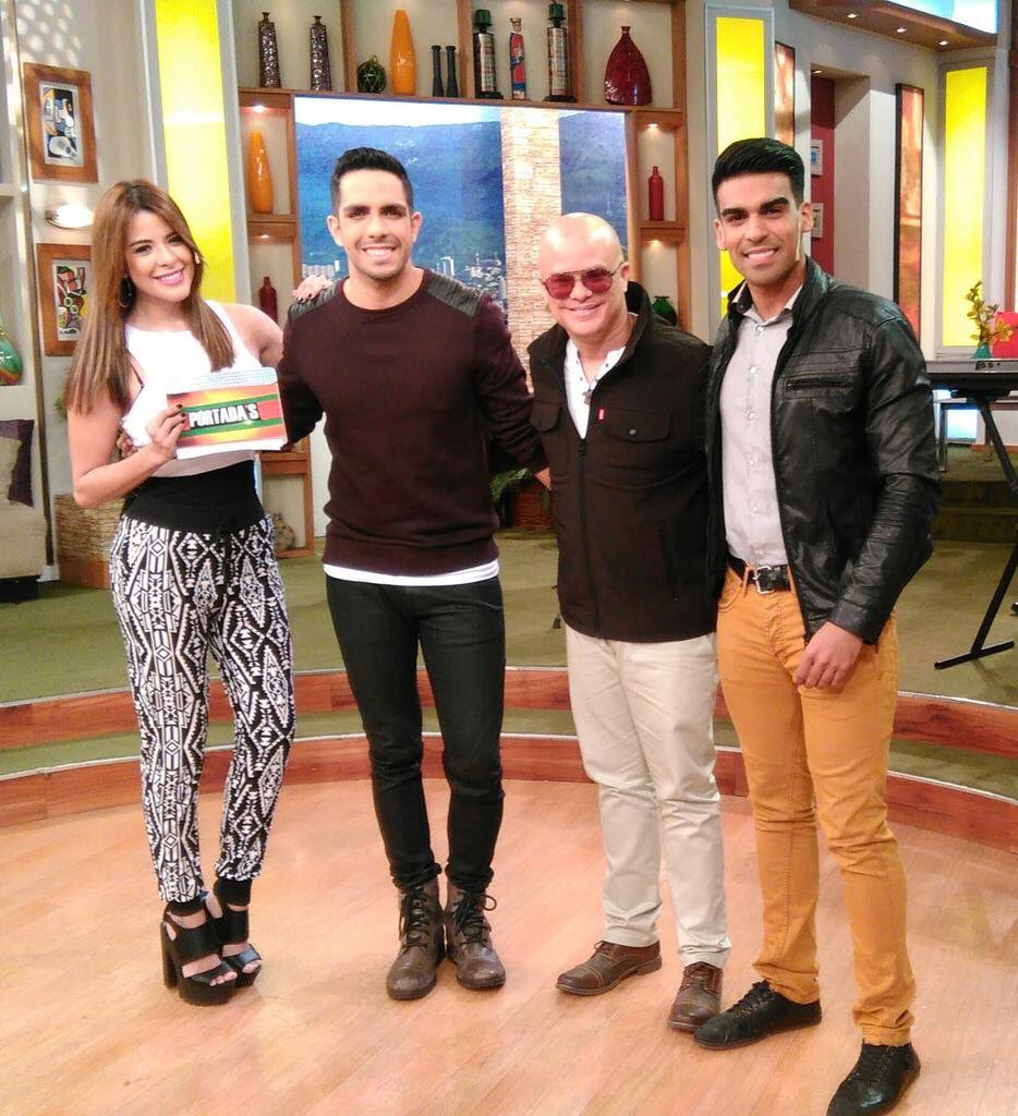 BenavidesMusic's tweet photo. Gracias a mi gente de @portadas_vv por la invitación que les pareció el tema? Echamos un pie? https://t.co/tcznySLKDA