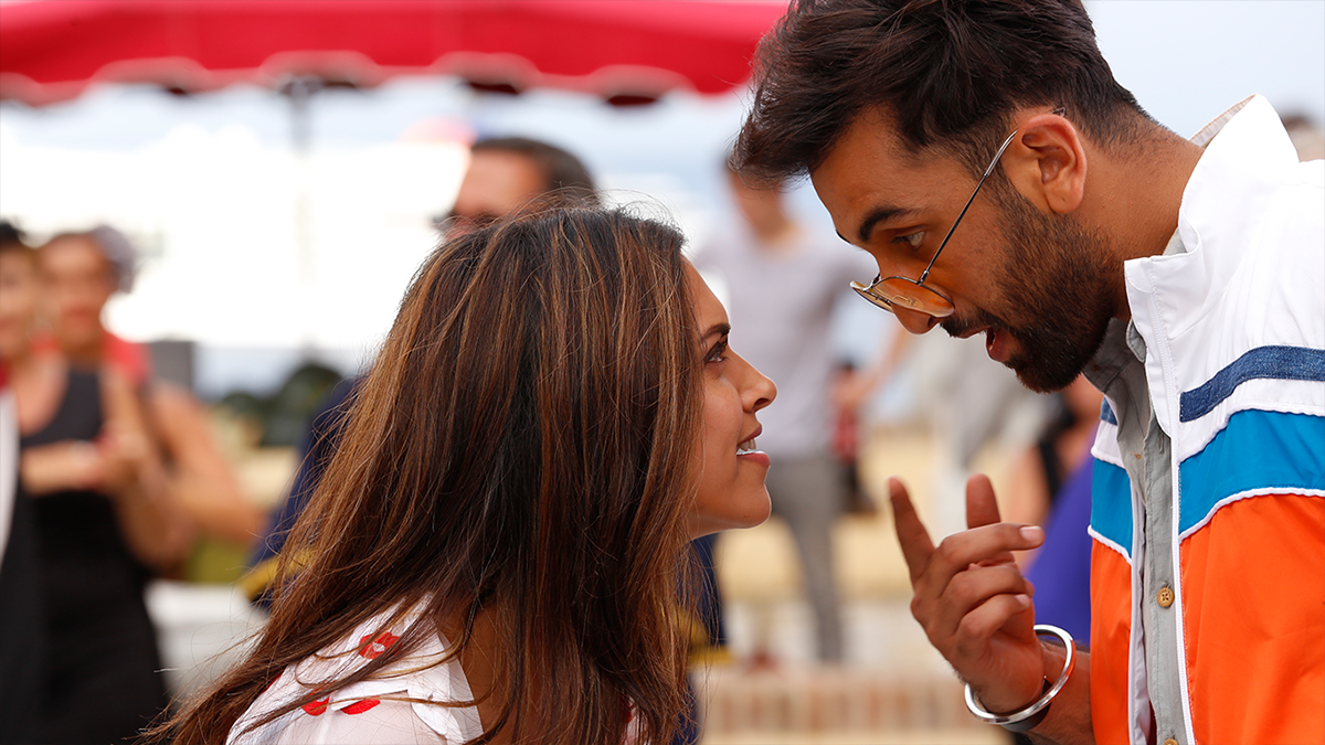 utvfilms's tweet photo. Ved gets his Tamasha mode on. Now 'Playing': Dev Anand. 2nd dialogue promo from #Tamasha - https://t.co/bxt0ZRymmc https://t.co/BKeJgTiT38