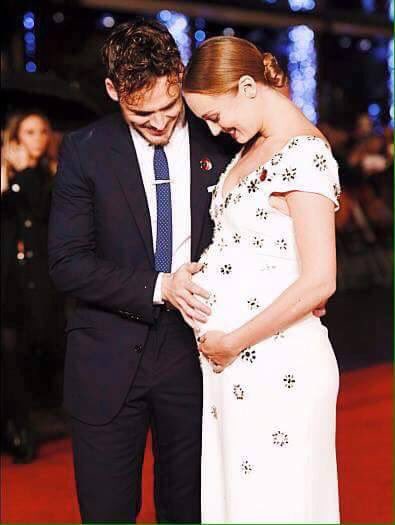 NicoleZecchini's tweet photo. Sono felicissima per loro!
#MockingjayPremiere #MockingjayPart2 #MockingjayUK https://t.co/eXfcaVGDff