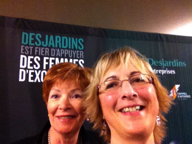 Blogue_d_Agathe's tweet photo. #GalaPFAQ Selfie de Suzanne #Graphillus et moi ;)
Je porte collier de perles et boucles d'oreilles #NishiPearls https://t.co/w1T538qyxl