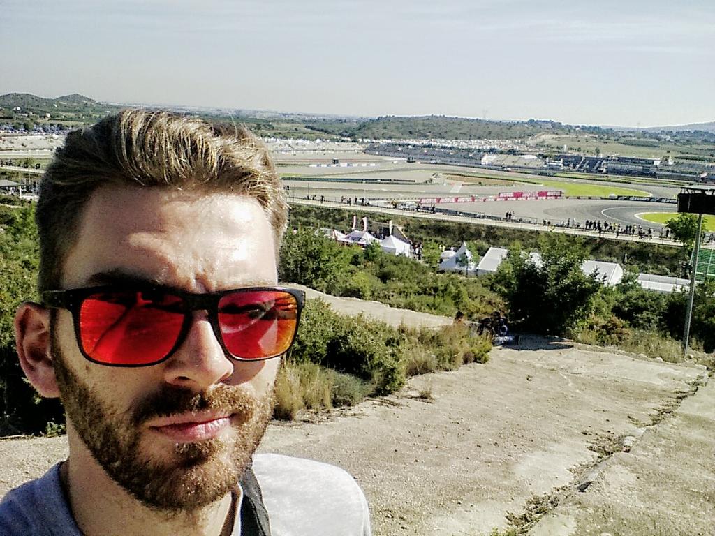 kostola's tweet photo. Nella tana del rivale a tifare #ForzaVale! (e se ce la fa......) #ValenciaGP #MotoGP #circuitvalencia https://t.co/IGhW2u7VyY