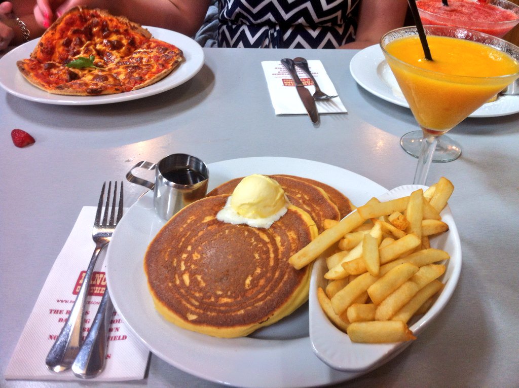 sarahh_MIML's tweet image. End of Uni and final exam celebrations with the gals this arvo! #pancakesontherocks #studentlyf 👏💜