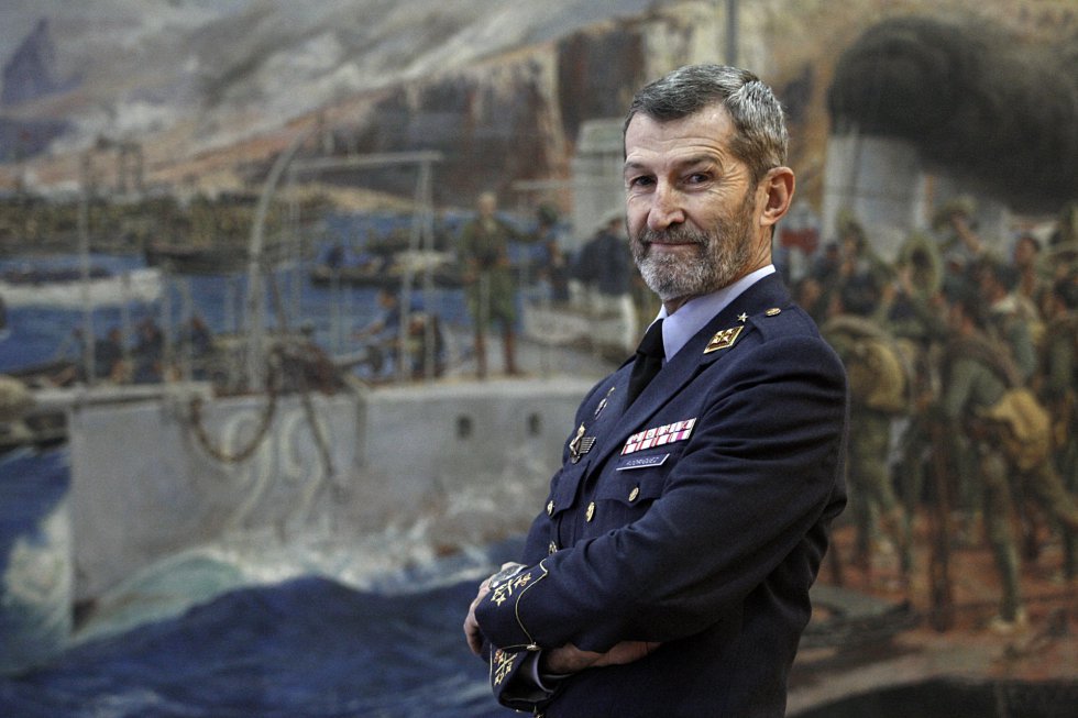 el_pais's tweet photo. ÚLTIMA HORA #CMin https://t.co/BmjdSGWo70 El Gobierno expulsa al general Rodríguez tras su fichaje por Podemos https://t.co/ihDcltgMni